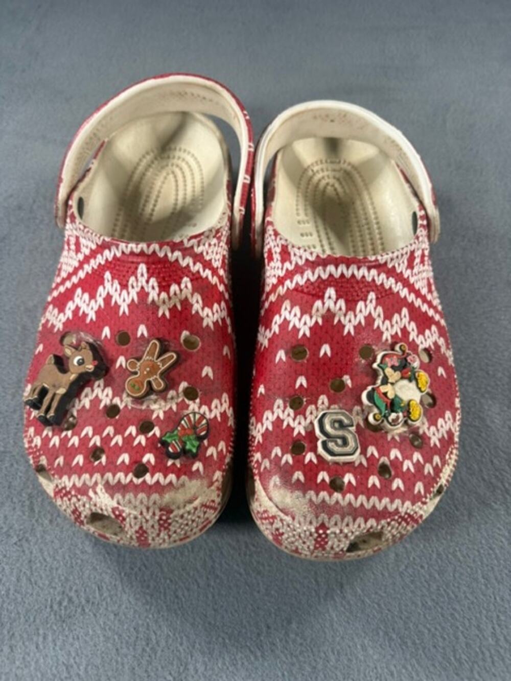 RED AND WHITE CROCS CLASSIE HOILDAY SWEATER CLOGS ( SIZE 7-9 ) HEAVY USED
